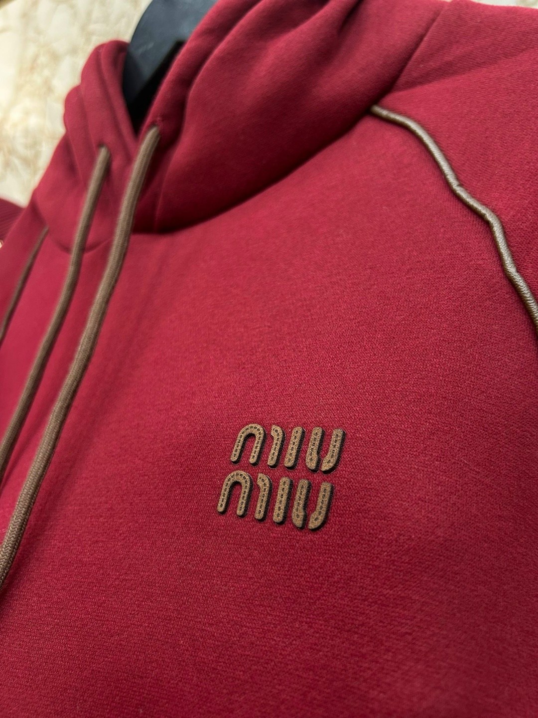 женский бордовый костюм тройка miu miu,костюм тройка женский,бордовый костюм женский,костюм женский на флисе,женский костюм