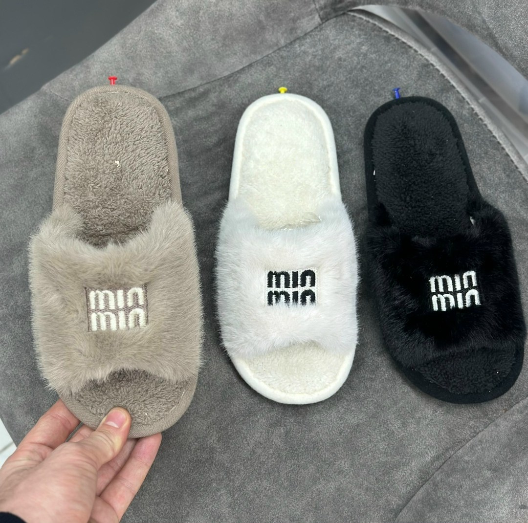 шлепанцы из меха miu miu белые,тапочки домашние женские,женские меховые шлепанцы miu miu белые,тапочки miu miu,шлепанцы miu miu с мехом