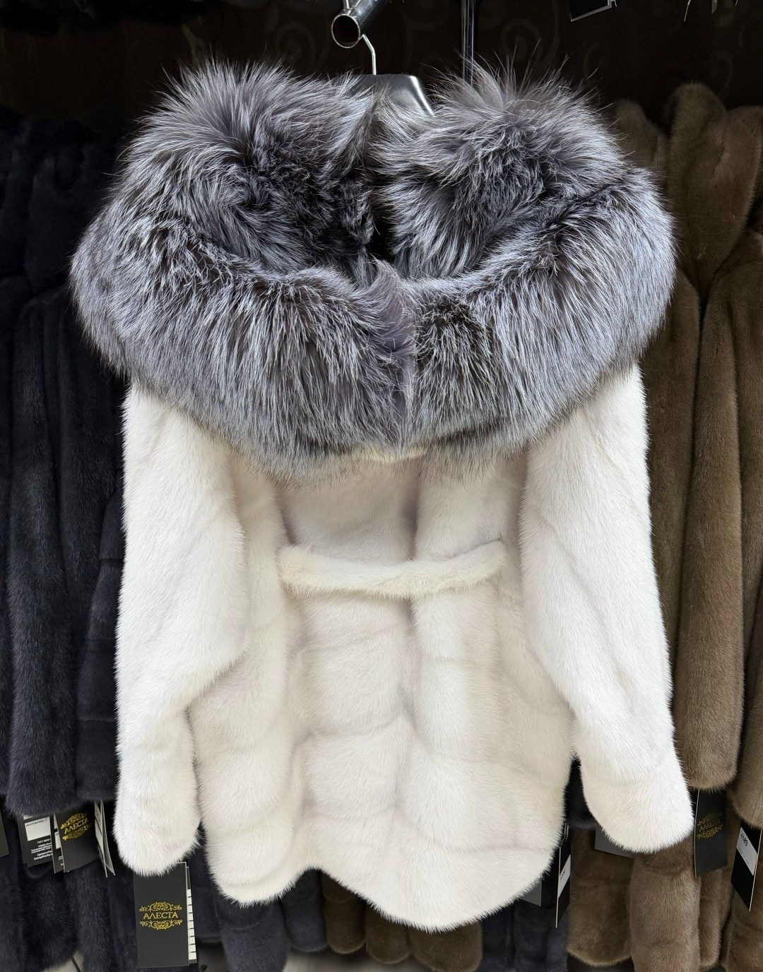 бобрик белая шуба шуба с чернобуркой,шуба норка белая с чернобуркой,шуба с чернобуркой,норковая шуба с капюшоном,норковые шубы
