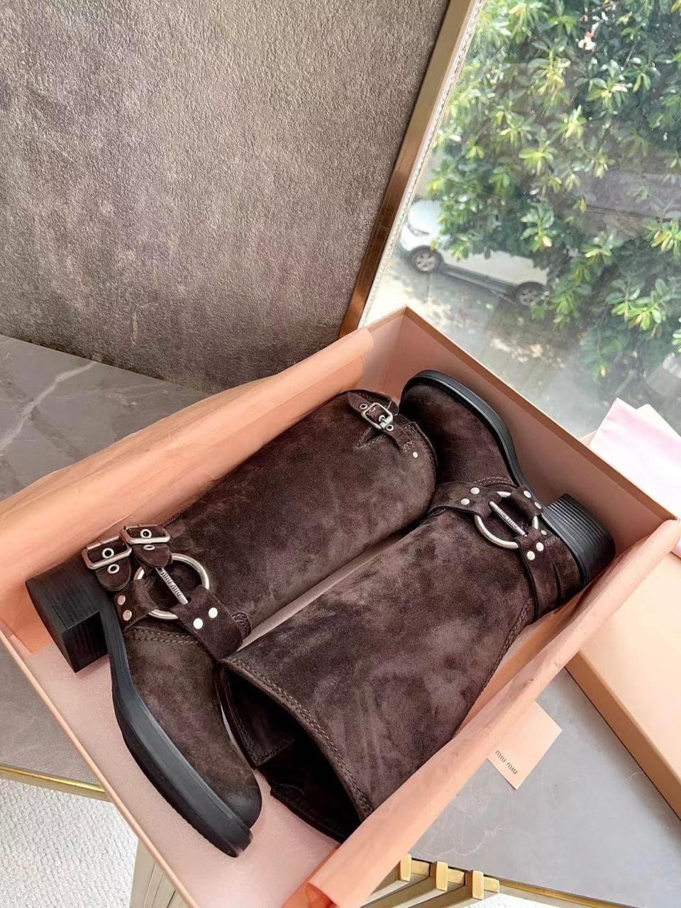 женские сапоги,сапоги miu miu,кожаные сапоги miu miu,женские замшевые сапоги miu miu 2025 коричневые с пряжкой,замшевые сапоги