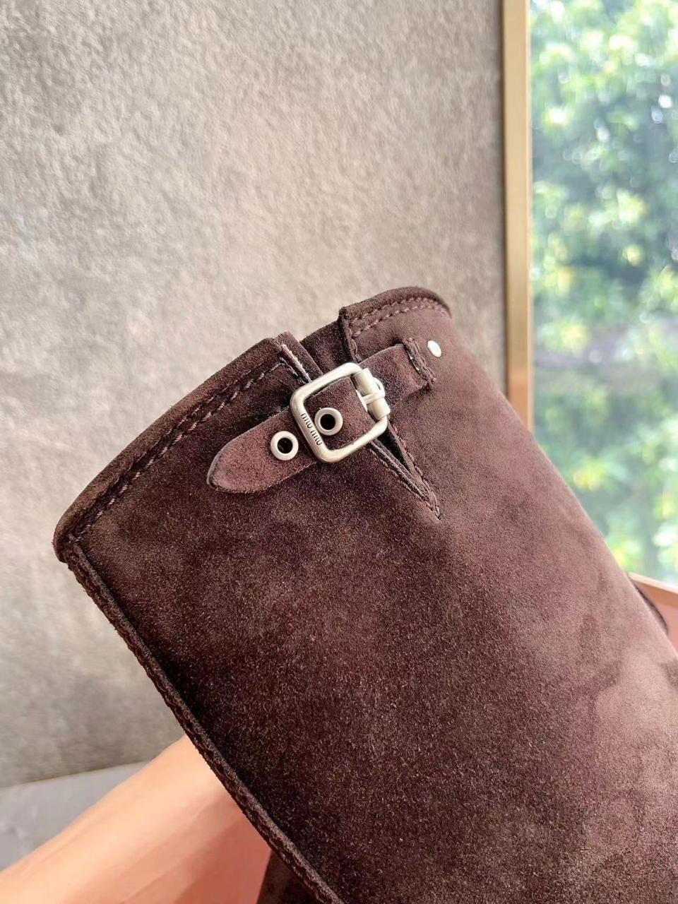 женские сапоги,сапоги miu miu,кожаные сапоги miu miu,женские замшевые сапоги miu miu 2025 коричневые с пряжкой,замшевые сапоги