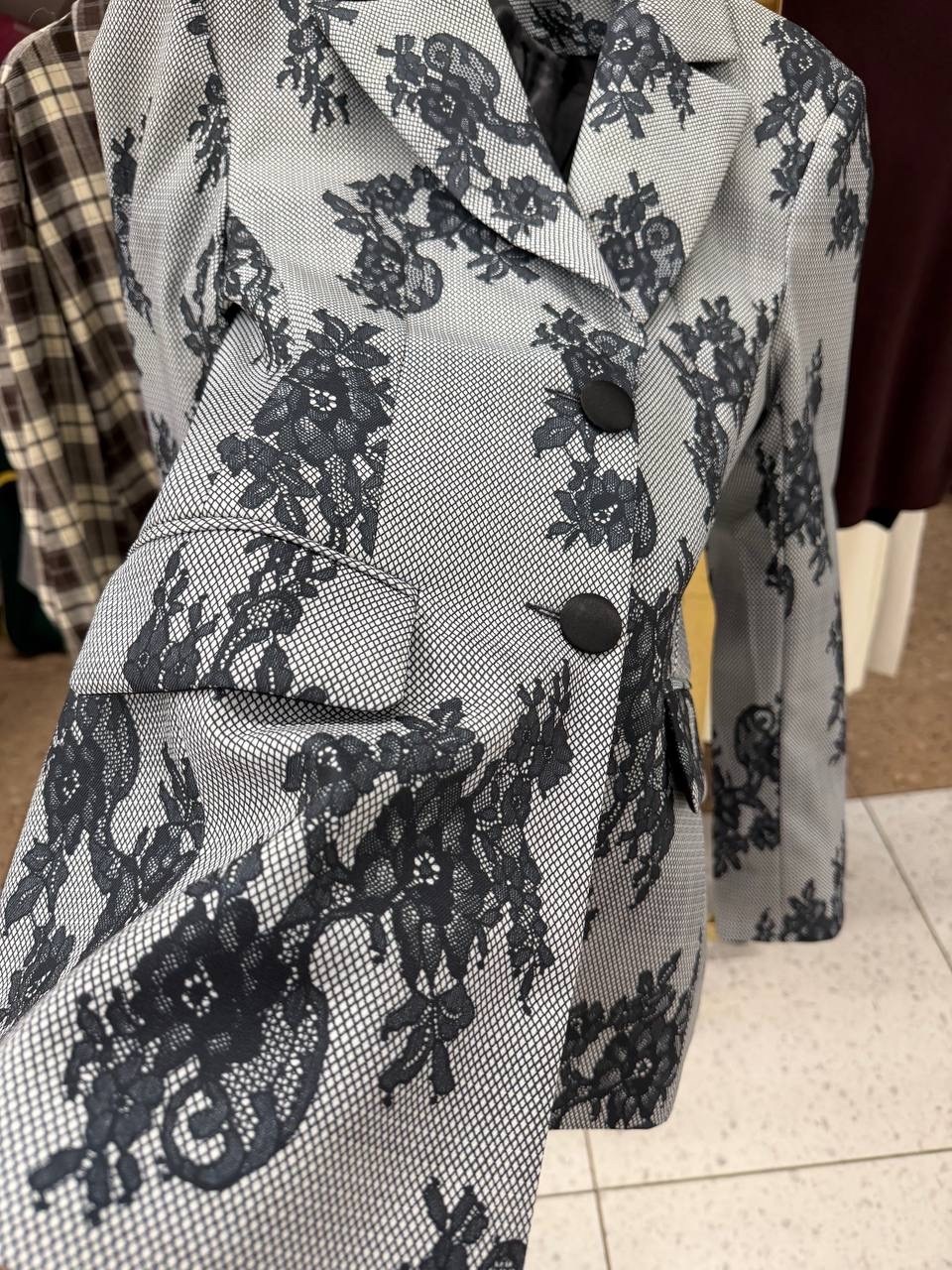 приталенный пиджак с змеиным принтом,стильные наряды,костюм брючный,удлиненный пиджак оверсайз