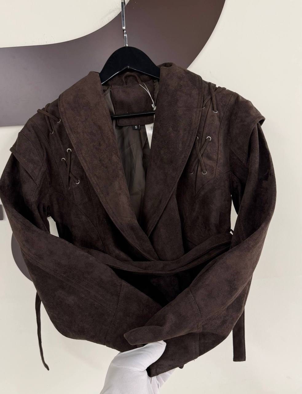 замшевая куртка,куртка замшевая женская,куртка из замши,классическая коричневая замшевая женская куртка с поясом,замшевая куртка с поясом