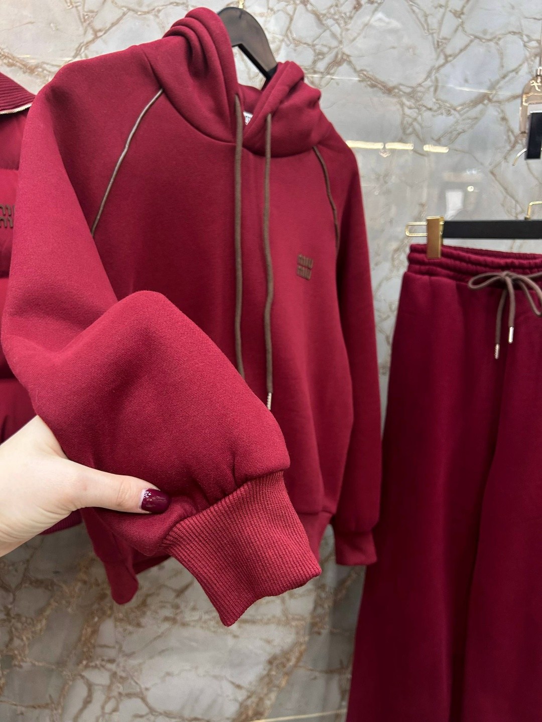 женский бордовый костюм тройка miu miu,костюм тройка женский,бордовый костюм женский,костюм женский на флисе,женский костюм