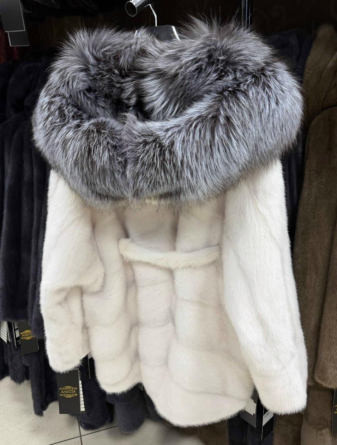 бобрик белая шуба шуба с чернобуркой,шуба норка белая с чернобуркой,шуба с чернобуркой,норковая шуба с капюшоном,норковые шубы