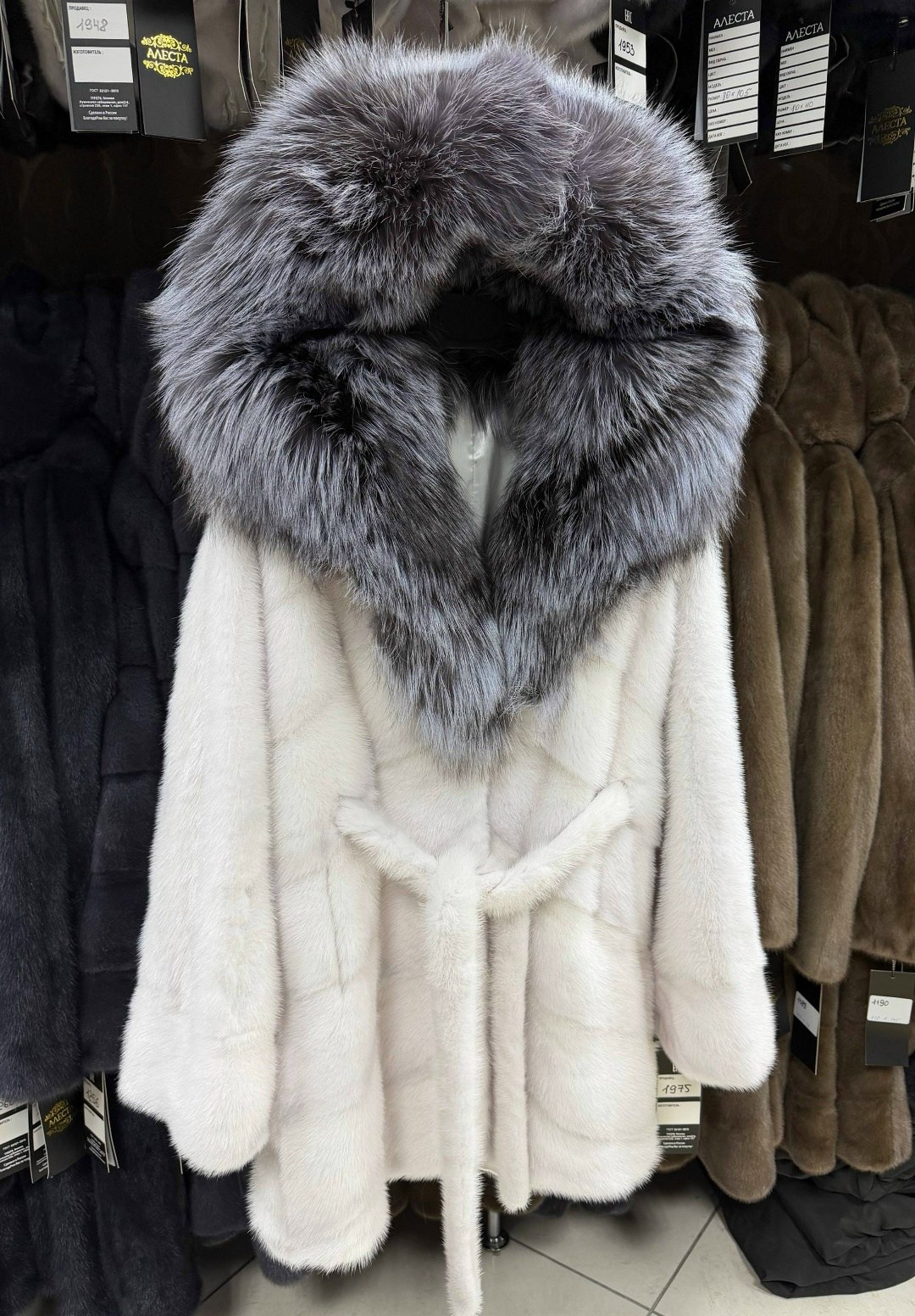 бобрик белая шуба шуба с чернобуркой,шуба норка белая с чернобуркой,шуба с чернобуркой,норковая шуба с капюшоном,норковые шубы