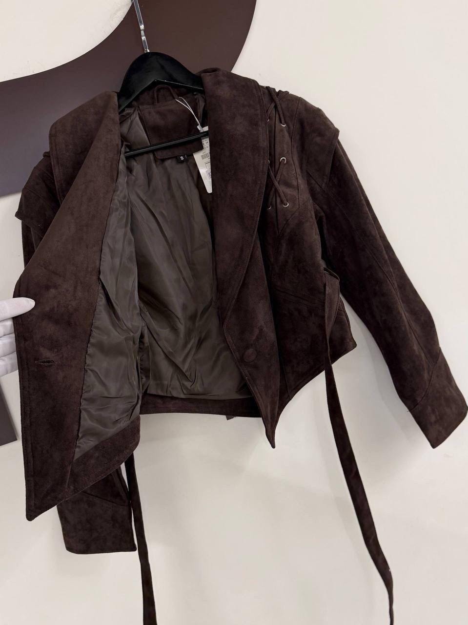 замшевая куртка,куртка замшевая женская,куртка из замши,классическая коричневая замшевая женская куртка с поясом,замшевая куртка с поясом