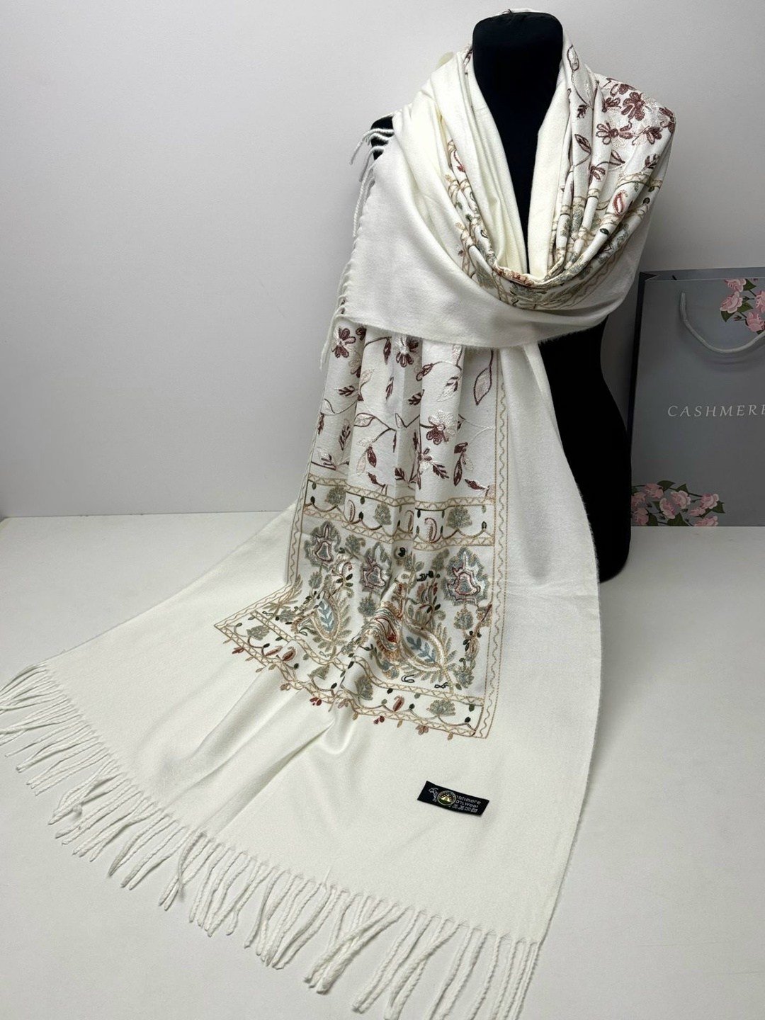 шарф палантин кашемир,палантин кашемир,палантин женские,шарф палантин кашемир вышитые цветочные детали,палантин женский кашемировый