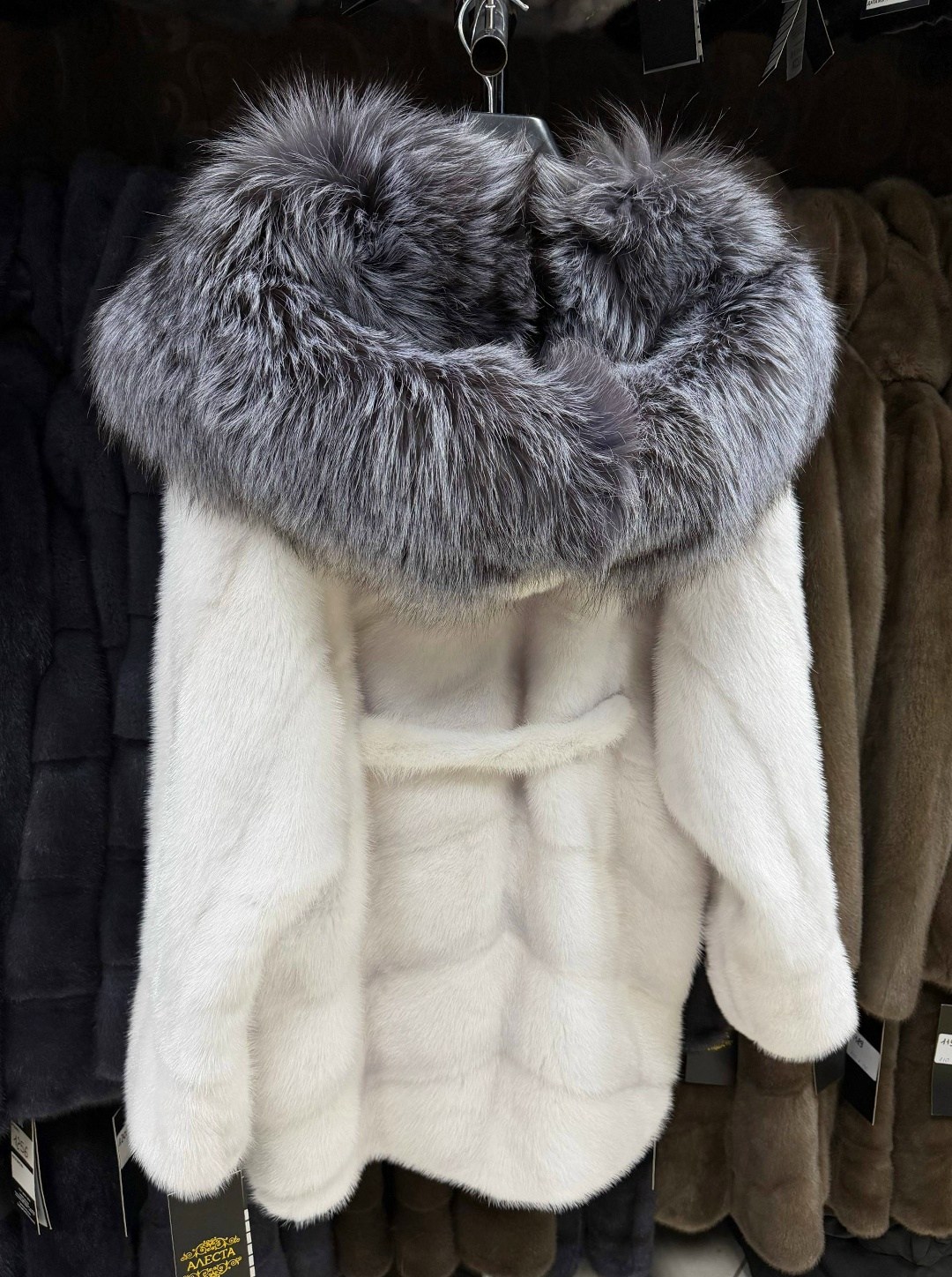 бобрик белая шуба шуба с чернобуркой,шуба норка белая с чернобуркой,шуба с чернобуркой,норковая шуба с капюшоном,норковые шубы