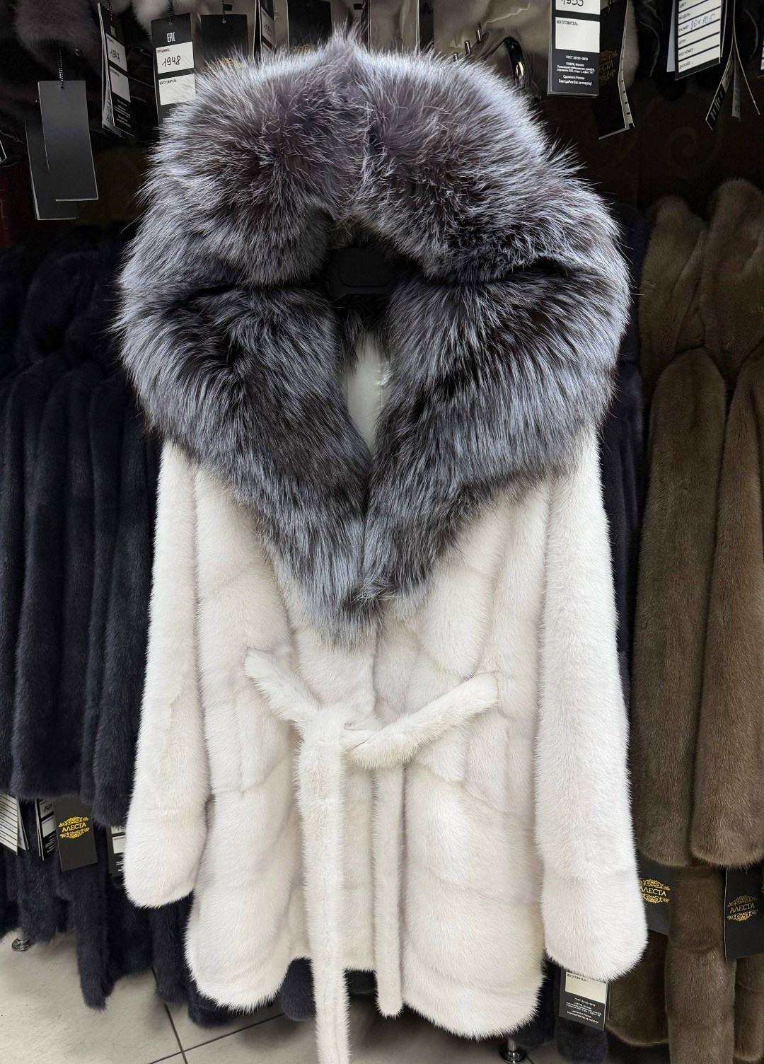 бобрик белая шуба шуба с чернобуркой,шуба норка белая с чернобуркой,шуба с чернобуркой,норковая шуба с капюшоном,норковые шубы