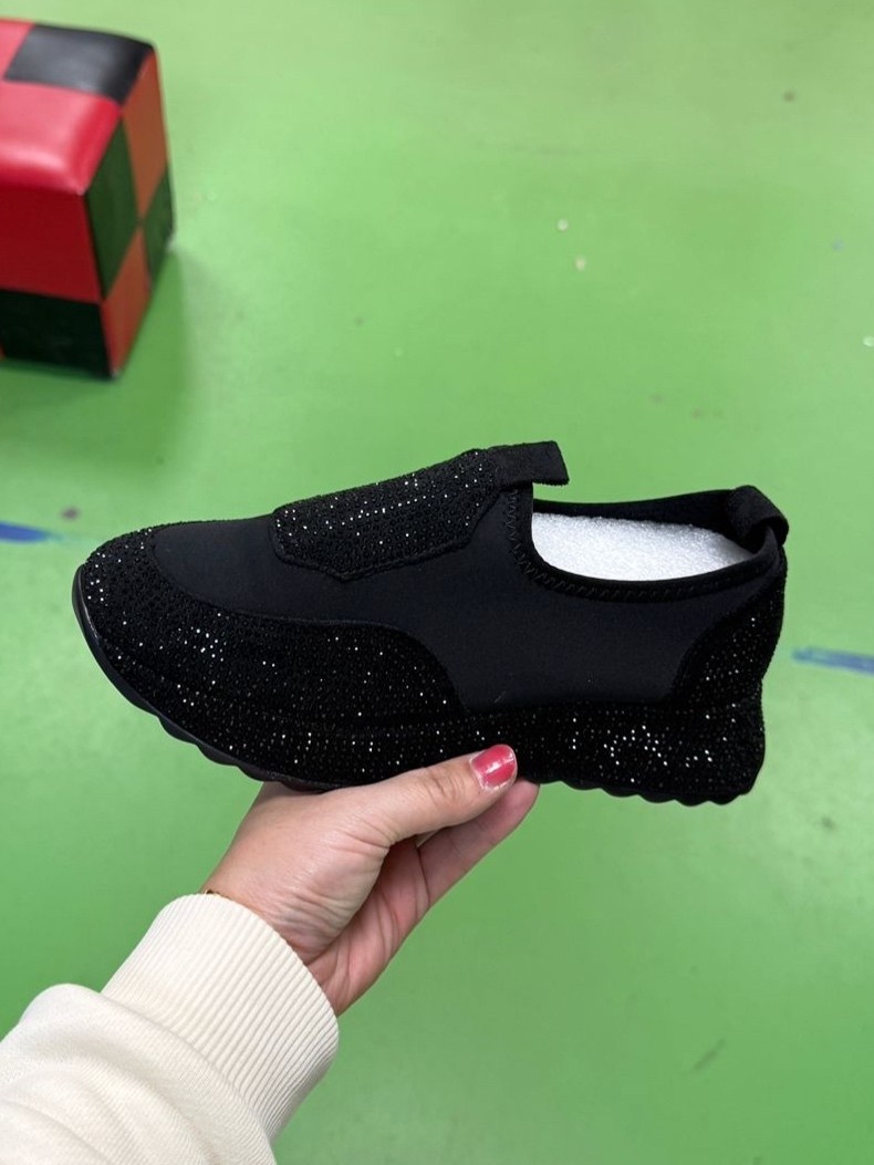 женские кроссовки,кроссовки со стразами,, женская,черные кроссовки