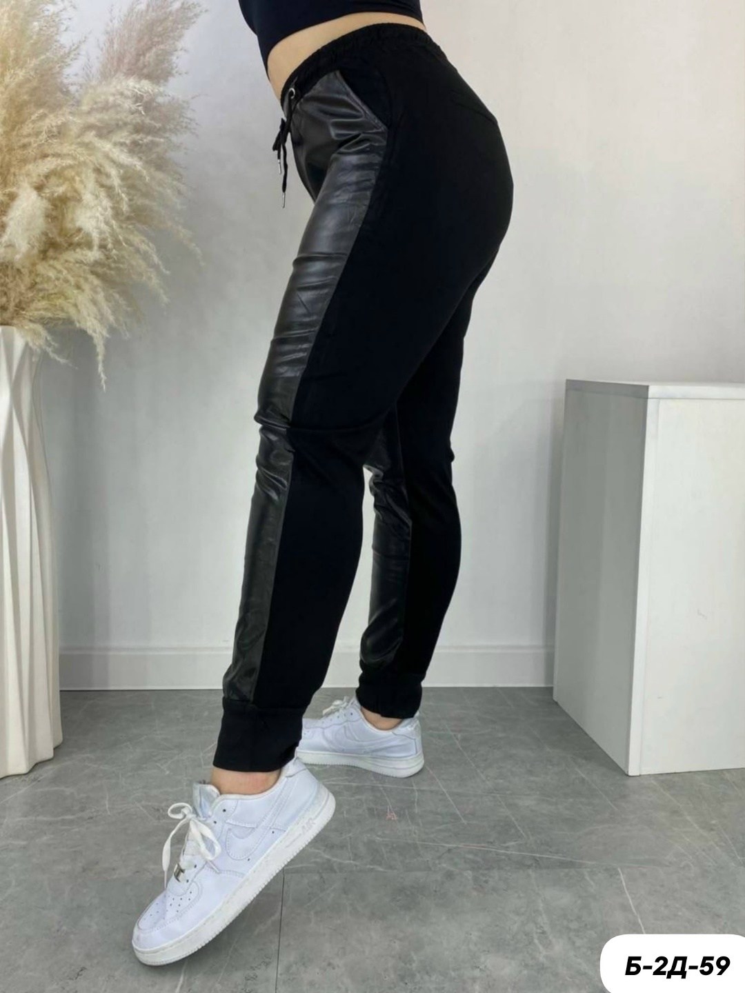 женские кожаные штаны,брюки женские из экокожи,брюки женские кожаные,джоггеры кожаные,брюки кожаные