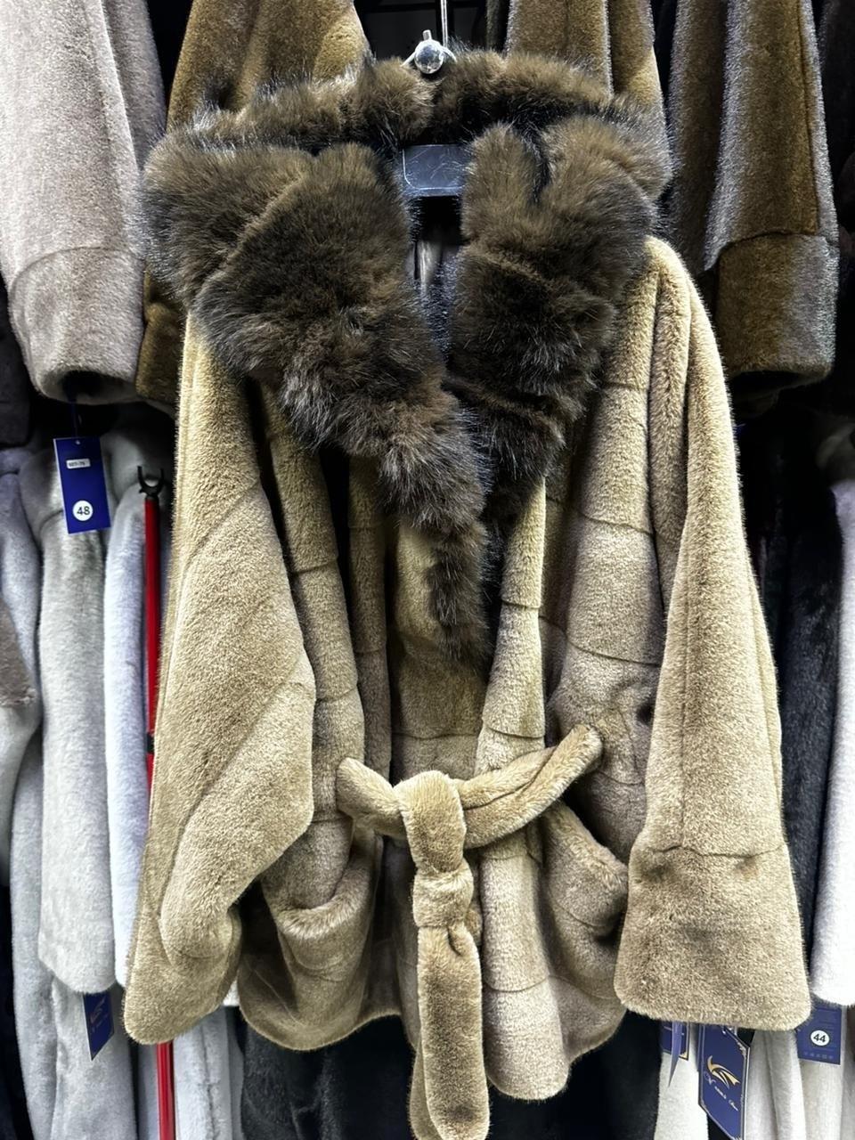 шубка из меха европейской норки с капюшоном из меха куницы,норковая шуба,шубка из меха норки с английским воротником,шубка,шуба