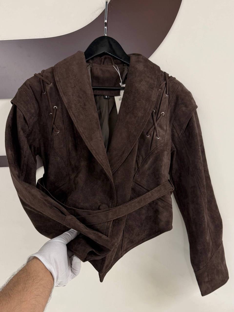 замшевая куртка,куртка замшевая женская,куртка из замши,классическая коричневая замшевая женская куртка с поясом,замшевая куртка с поясом
