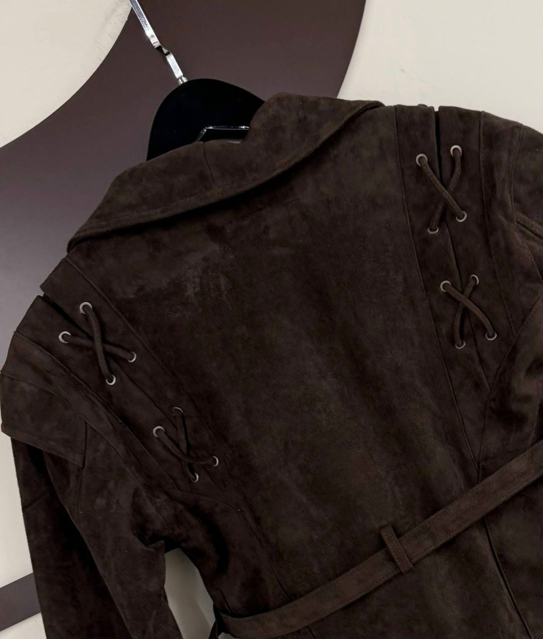 замшевая куртка,куртка замшевая женская,куртка из замши,классическая коричневая замшевая женская куртка с поясом,замшевая куртка с поясом