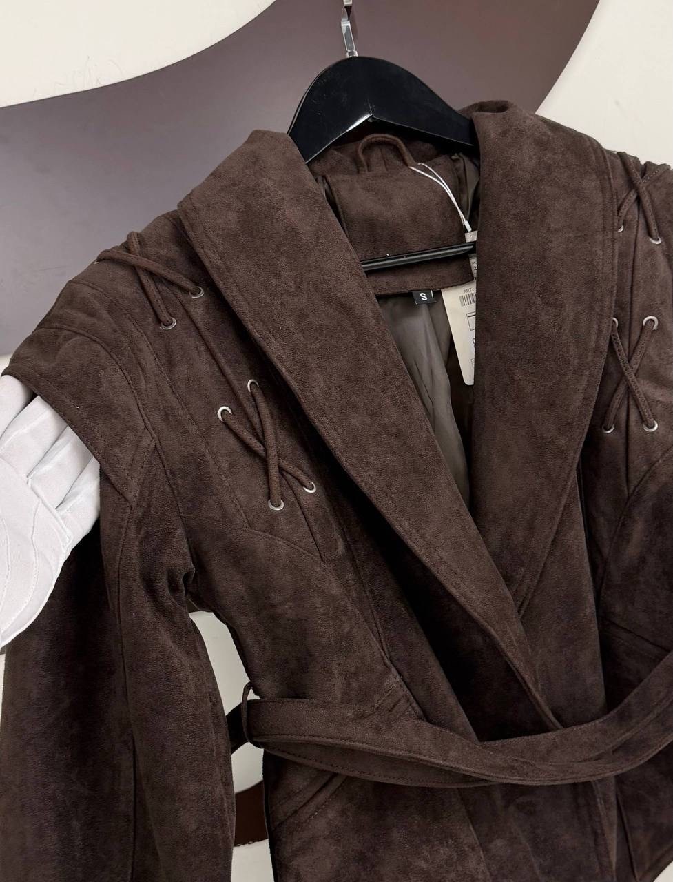 замшевая куртка,куртка замшевая женская,куртка из замши,классическая коричневая замшевая женская куртка с поясом,замшевая куртка с поясом