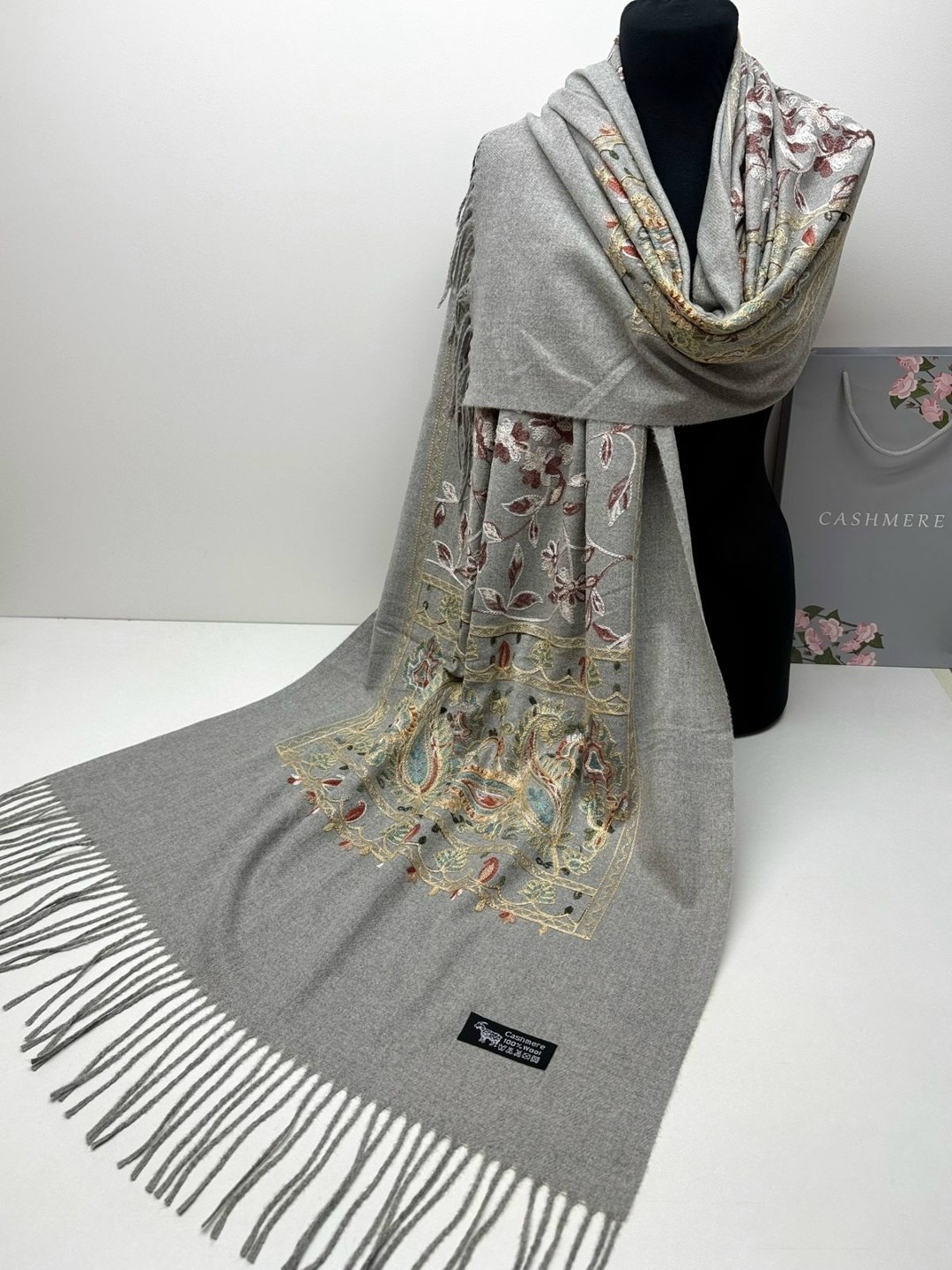 шарф палантин кашемир,палантин кашемир,палантин женские,шарф палантин кашемир вышитые цветочные детали,палантин женский кашемировый