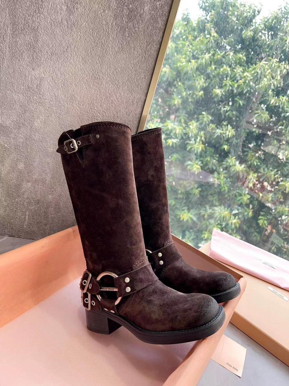 женские сапоги,сапоги miu miu,кожаные сапоги miu miu,женские замшевые сапоги miu miu 2025 коричневые с пряжкой,замшевые сапоги