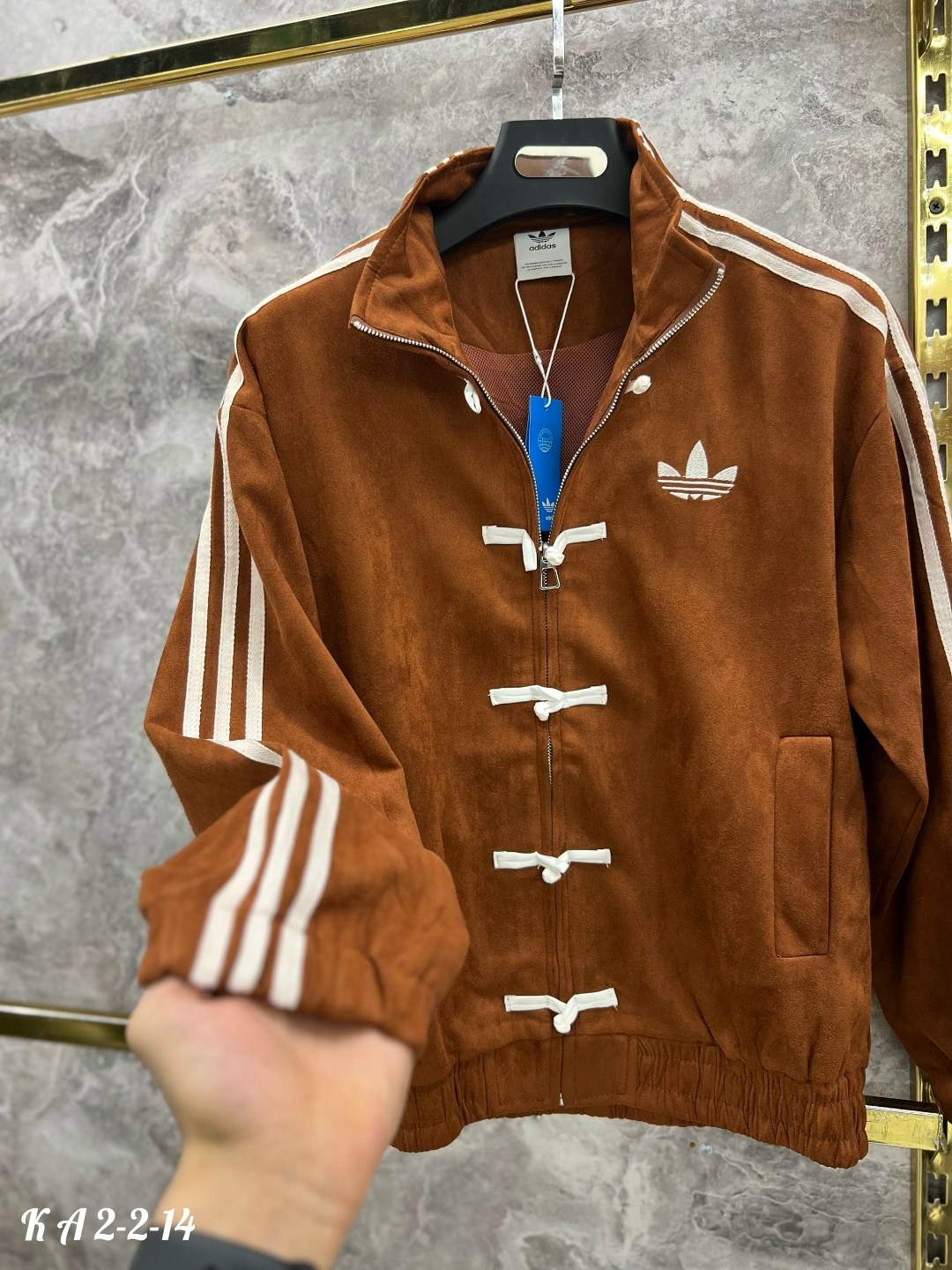 куртка бомбер adidas,куртка,спортивные демисезонные курточки из мягкой замшевой ткани,бомбер adidas