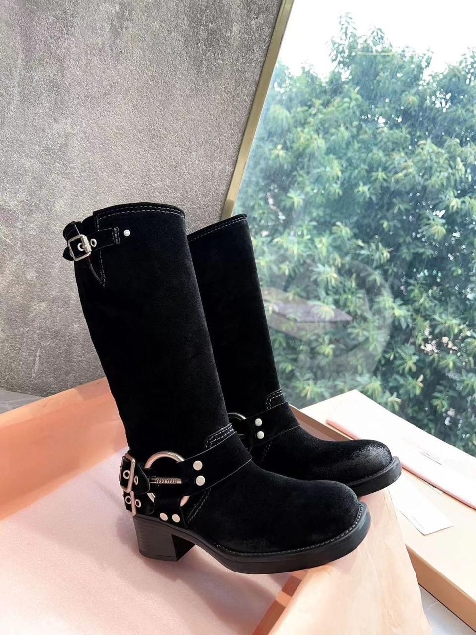 кожаные сапоги miu miu,женские сапоги,женские замшевые сапоги miu miu 2025 коричневые с пряжкой,сапоги miu miu,замшевые сапоги