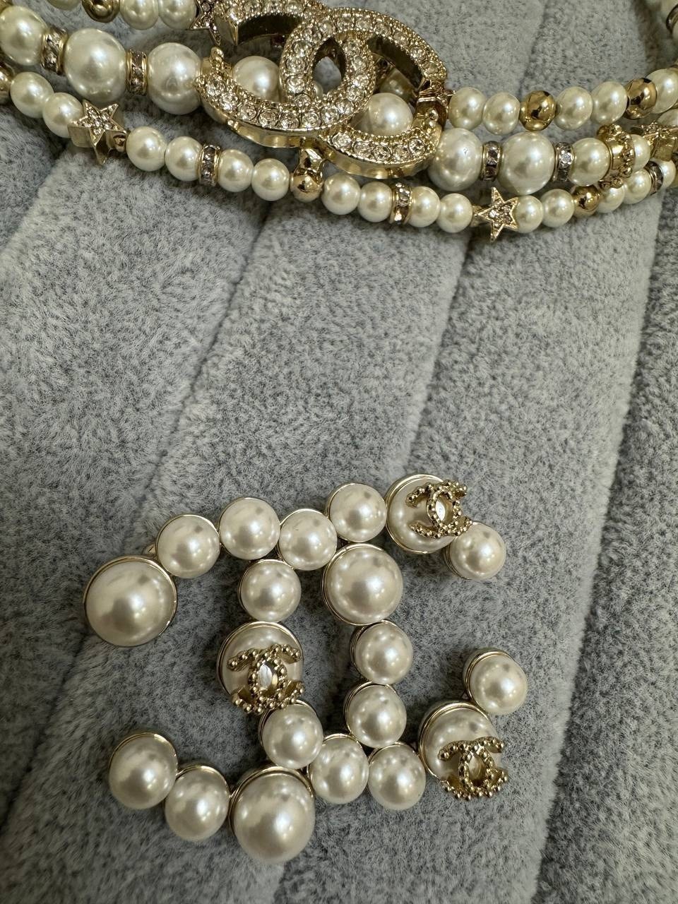 брошь chanel крупная под жемчуг,довоенная брошь шанель жемчуг,украшения шанель,шанель серьги,брошь chanel