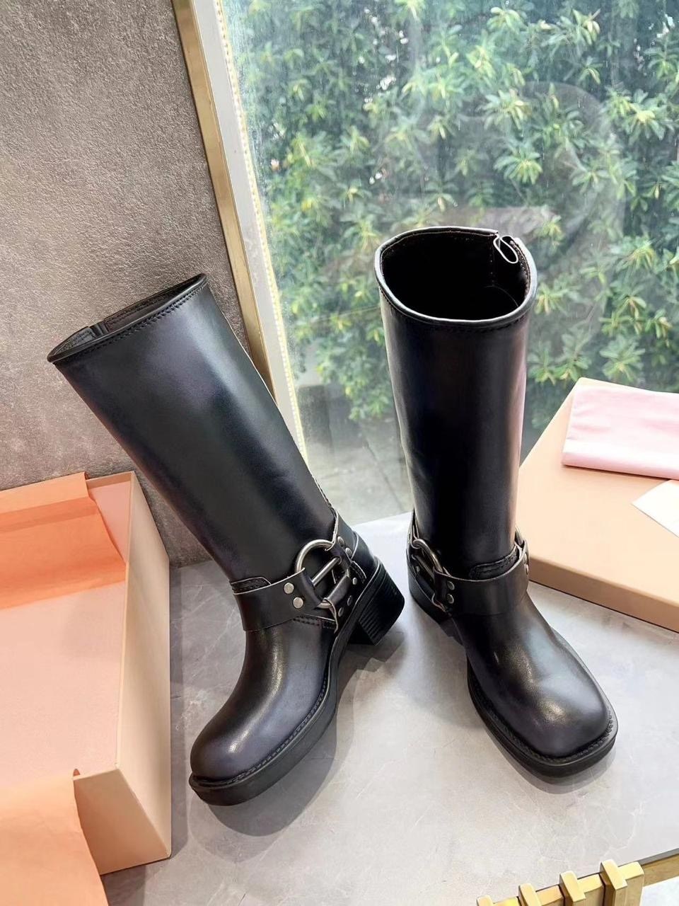 кожаные сапоги miu miu,женские сапоги,женские замшевые сапоги miu miu 2025 коричневые с пряжкой,сапоги miu miu,замшевые сапоги