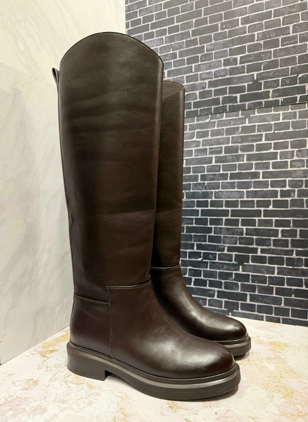 сапоги,женские сапоги,сапоги кожаные,,сапожки фенди