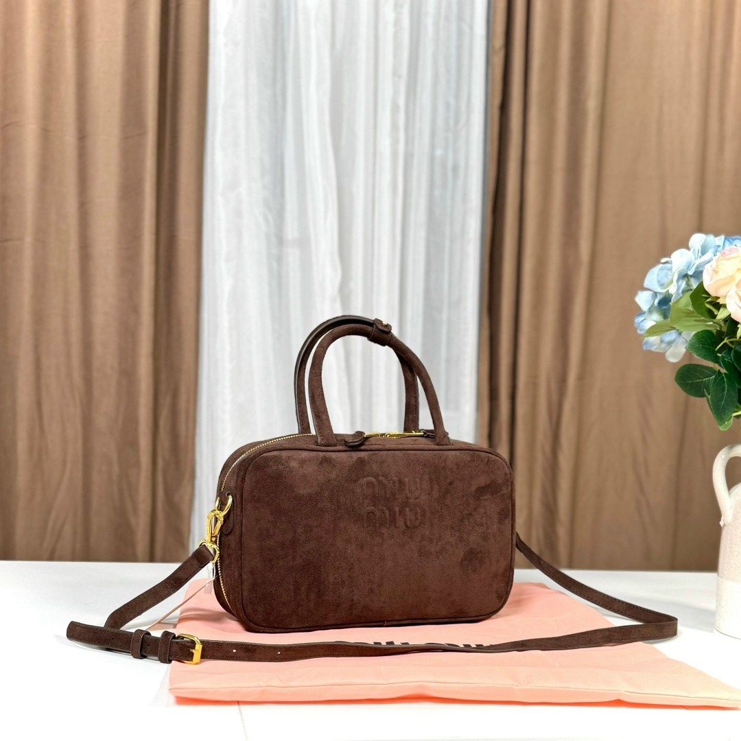 женская сумочка люксового бренда miu beau suede trend,женская замшевая сумка miu miu arcadie коричневая,сумка замшевая,сумка женская miu miu beau замша,сумка miu miu натуральная замша 35-24