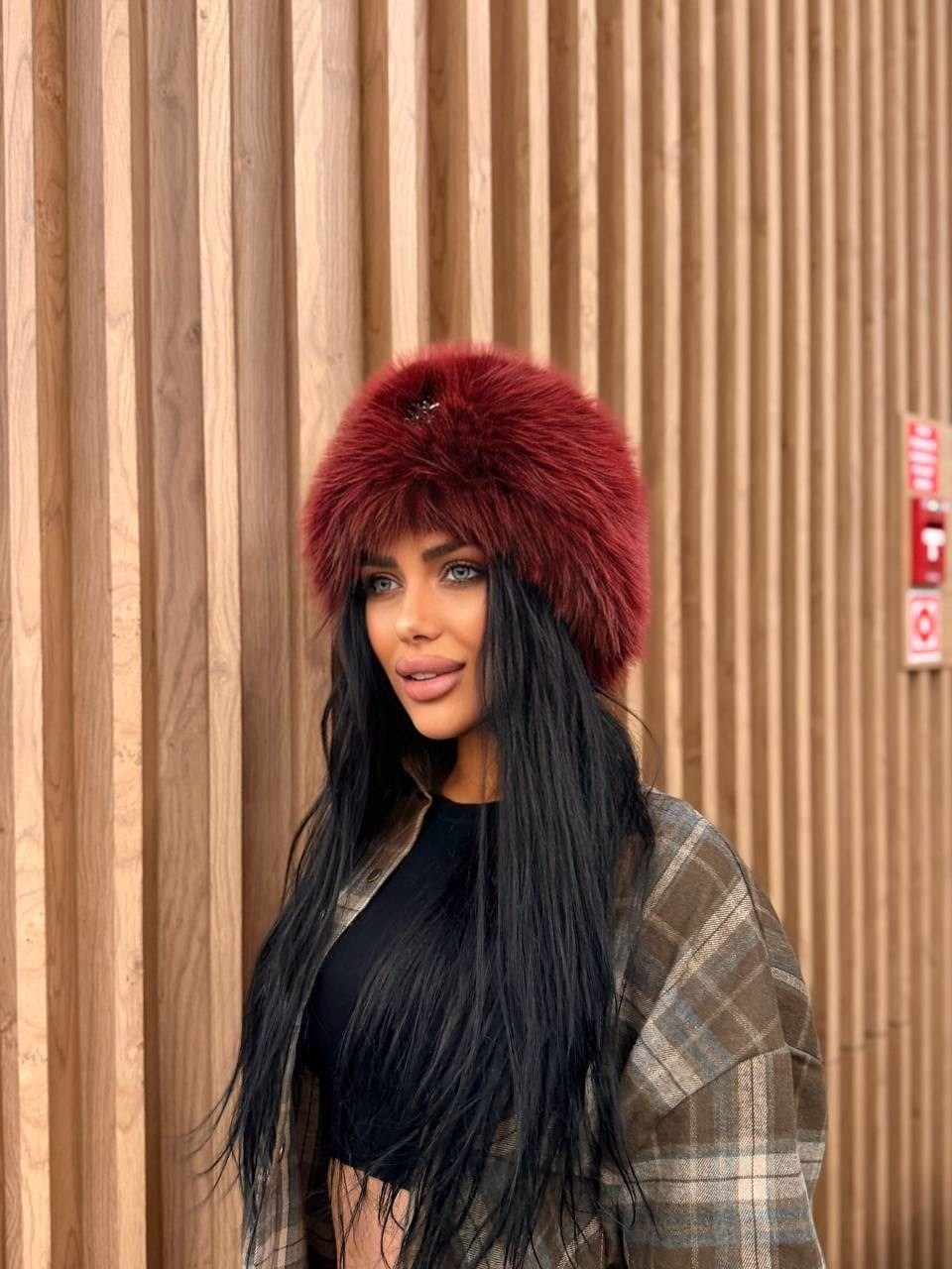 девушка,меховая шапка,шапка ушанка женская зимняя,белая меховая шапка,элегантная женская зимняя шапка