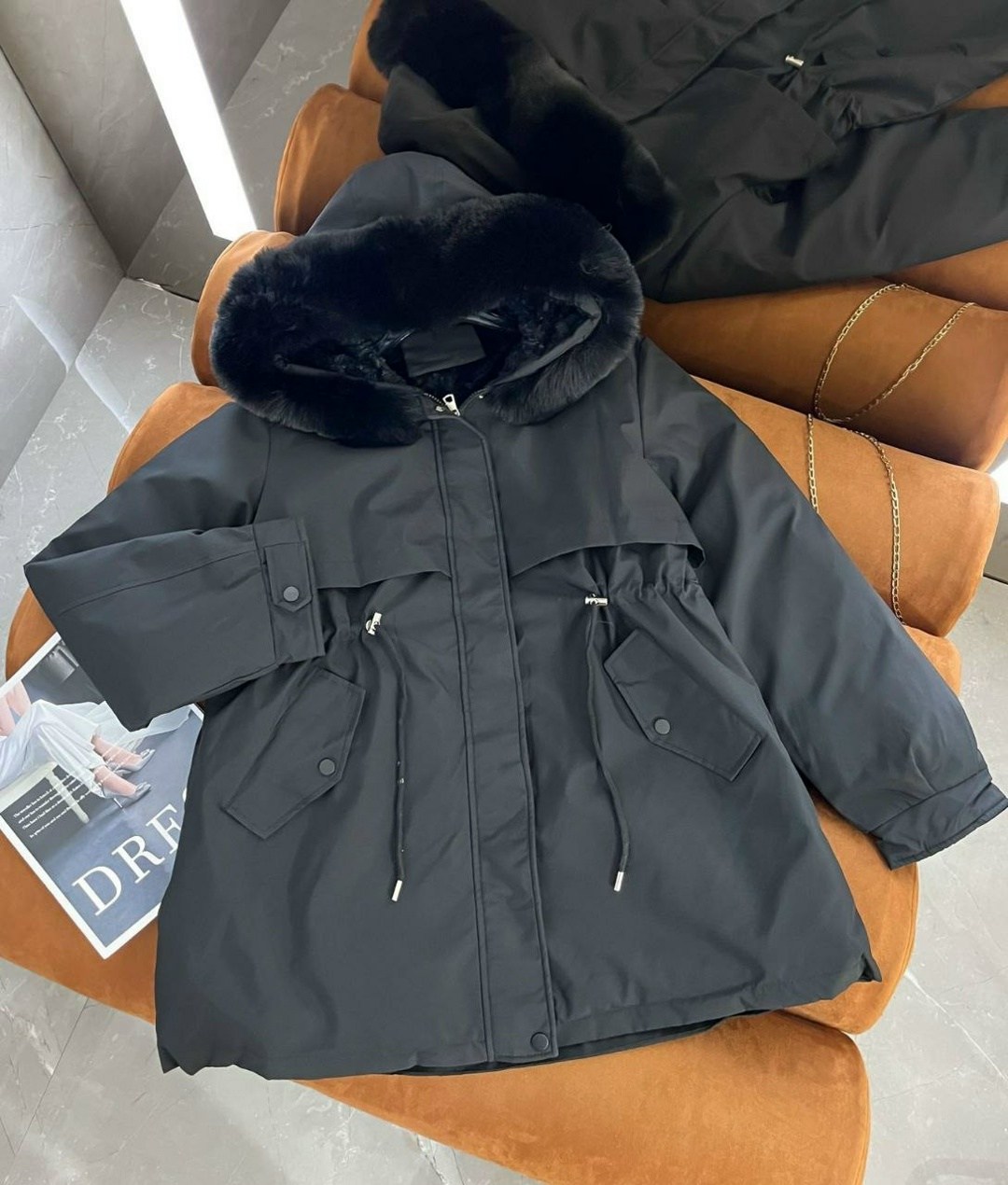 женская парка утепленная куртка с большим меховым воротником и капюшоном,женская зимняя куртка,зимняя куртка,зимняя куртка с меховым воротником и капюшоном,женский теплый пуховик средней длины с капюш