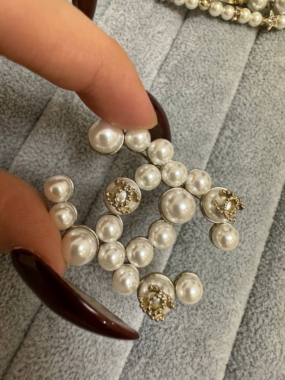 брошь chanel крупная под жемчуг,довоенная брошь шанель жемчуг,украшения шанель,шанель серьги,брошь chanel