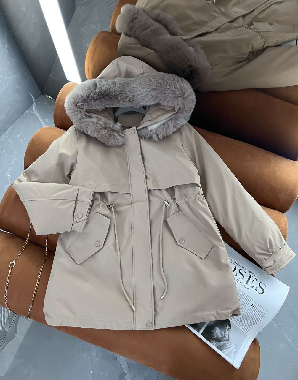 женская парка утепленная куртка с большим меховым воротником и капюшоном,женская зимняя куртка,зимняя куртка,зимняя куртка с меховым воротником и капюшоном,женский теплый пуховик средней длины с капюш