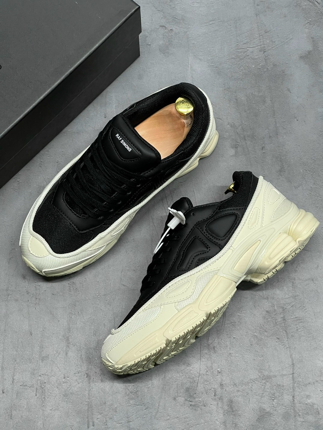 кроссовки adidas raf simons ozweego cream white,adidas raf simons ozweego cream white,adidas x raf simons ozweego white & black,adidas ozweego raf simons black white,adidas × raf simons adidas raf sim