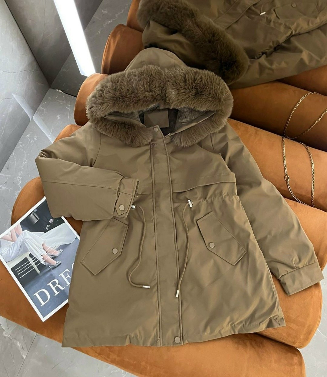женская парка утепленная куртка с большим меховым воротником и капюшоном,женская зимняя куртка,зимняя куртка,зимняя куртка с меховым воротником и капюшоном,женский теплый пуховик средней длины с капюш