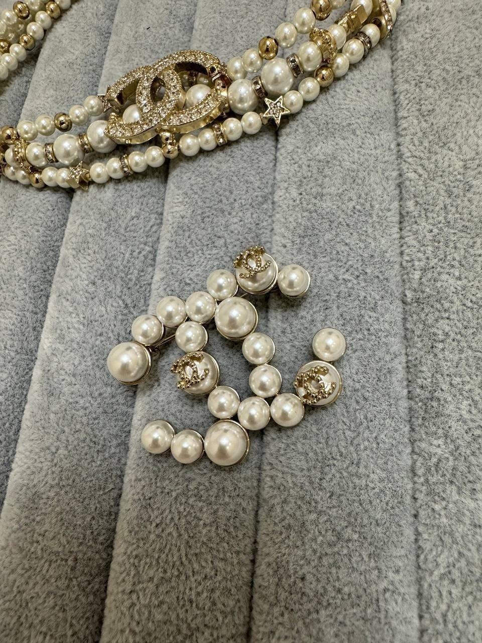 брошь chanel крупная под жемчуг,довоенная брошь шанель жемчуг,украшения шанель,шанель серьги,брошь chanel