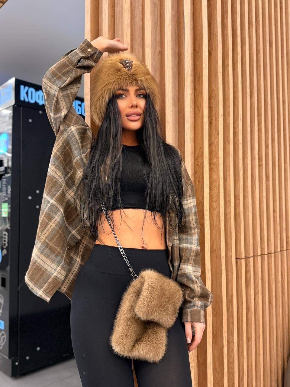 девушка,меховая шапка,шапка ушанка женская зимняя,белая меховая шапка,элегантная женская зимняя шапка