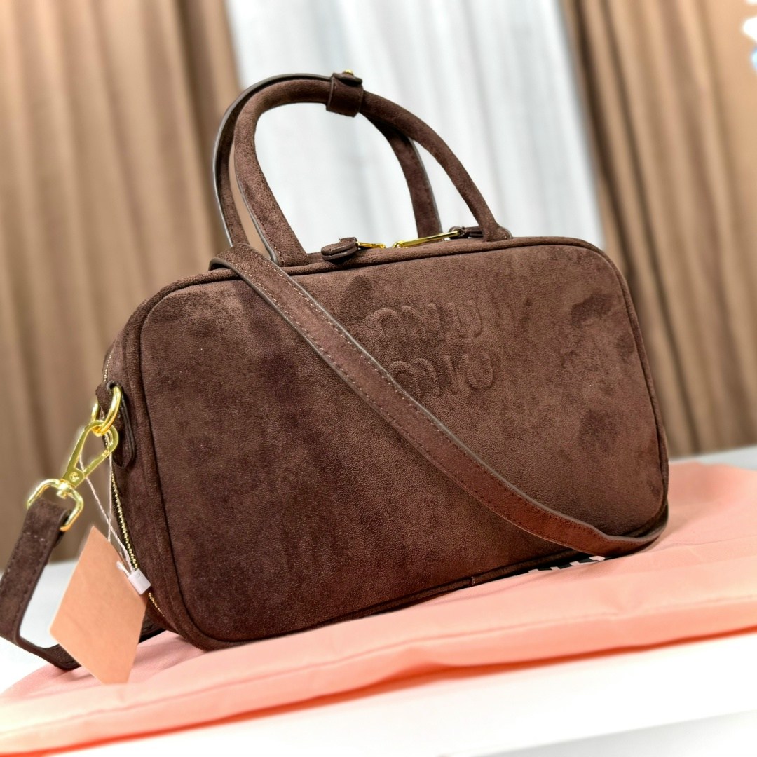 женская сумочка люксового бренда miu beau suede trend,женская замшевая сумка miu miu arcadie коричневая,сумка замшевая,сумка женская miu miu beau замша,сумка miu miu натуральная замша 35-24