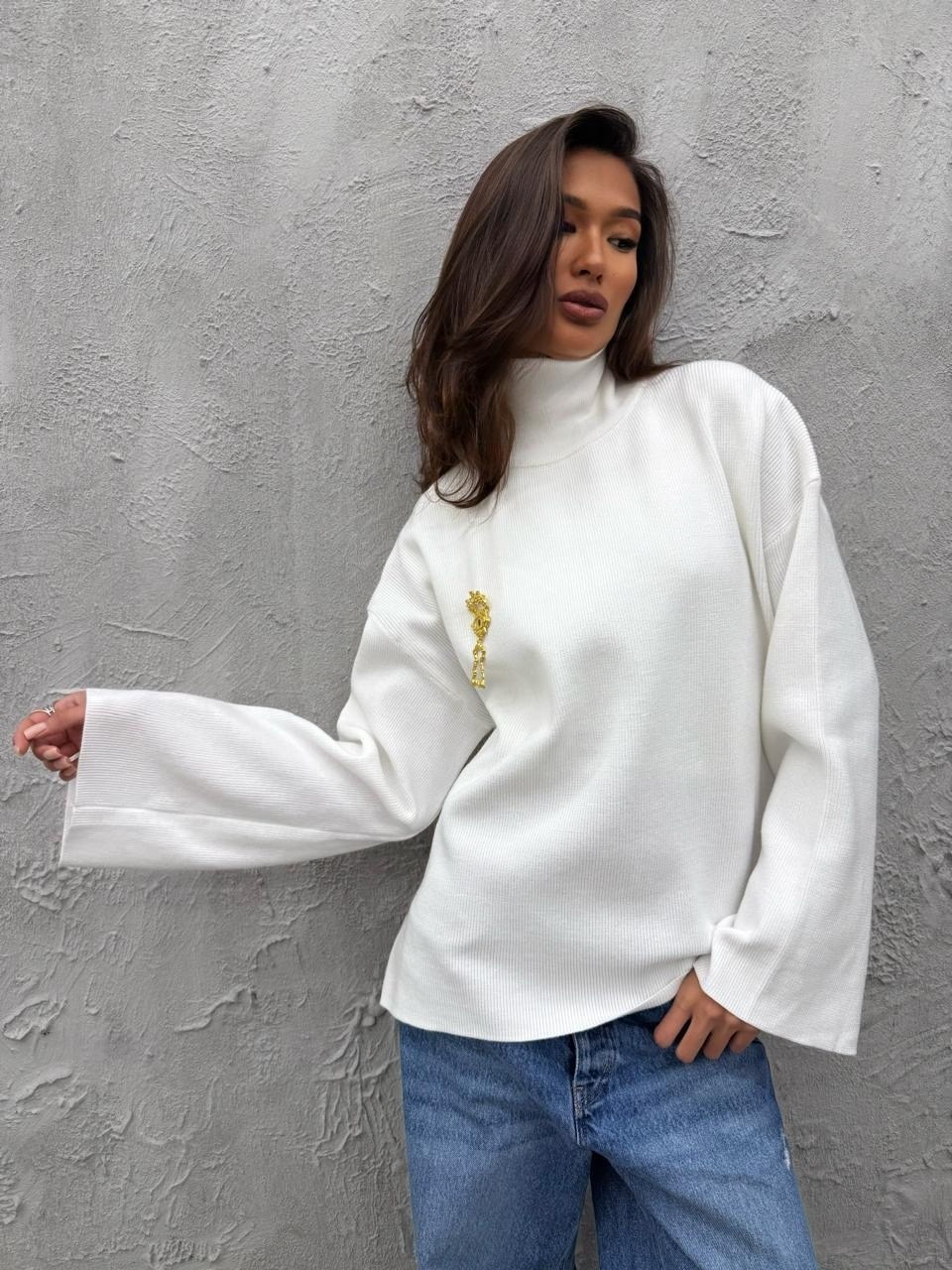 свитер оверсайз,модные свитера,белый женский свитер,свитер оверсайз вязаный с горлом timtony,свитер с горлом