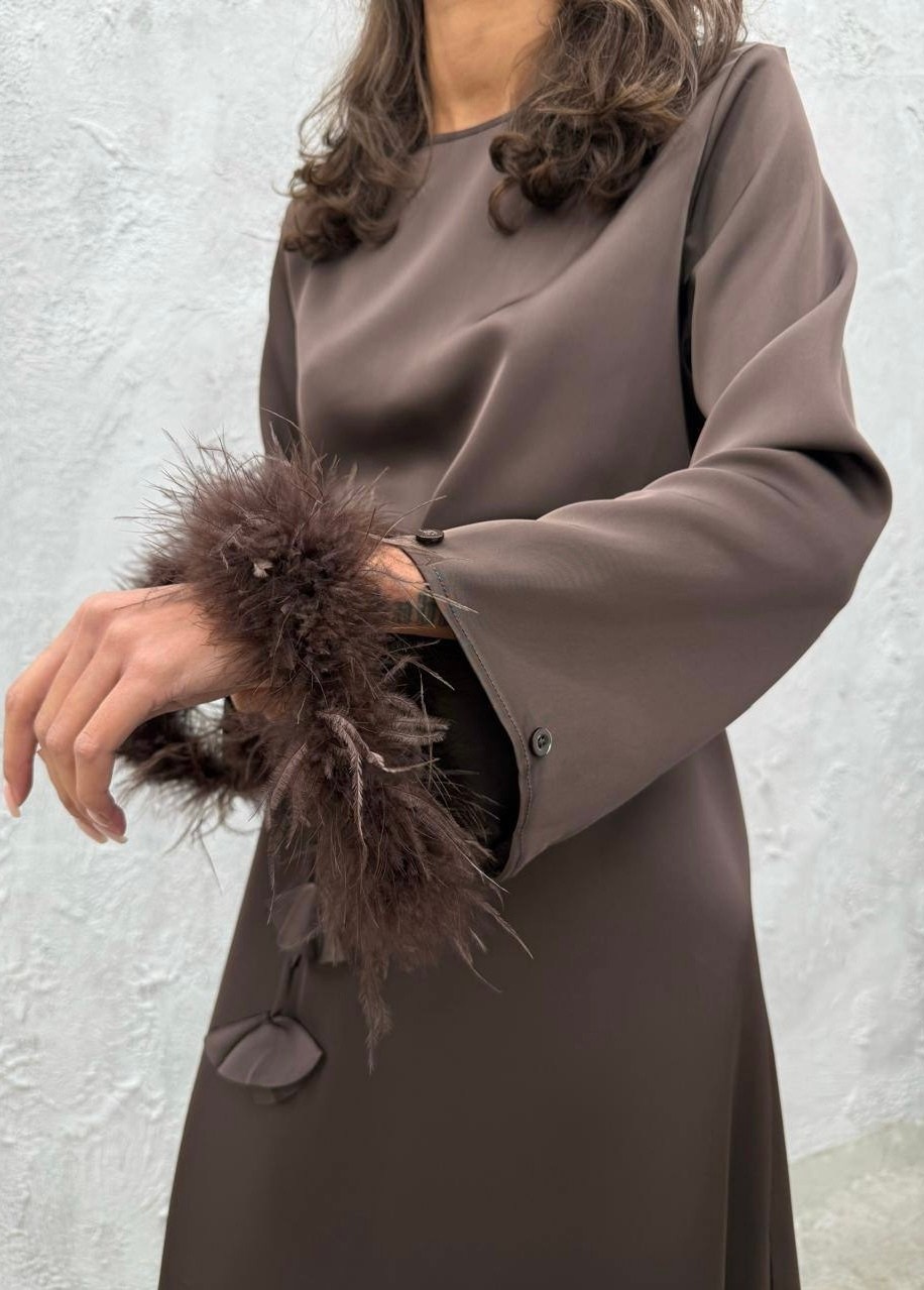 платье с перьями белое,платье с перьями,платья женская с перьями,платье с перьями на рукавах,атласное платье с перьями