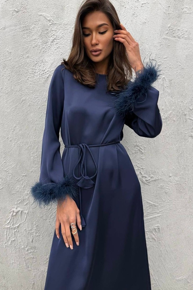 платье с перьями белое,платье с перьями,платья женская с перьями,платье с перьями на рукавах,атласное платье с перьями