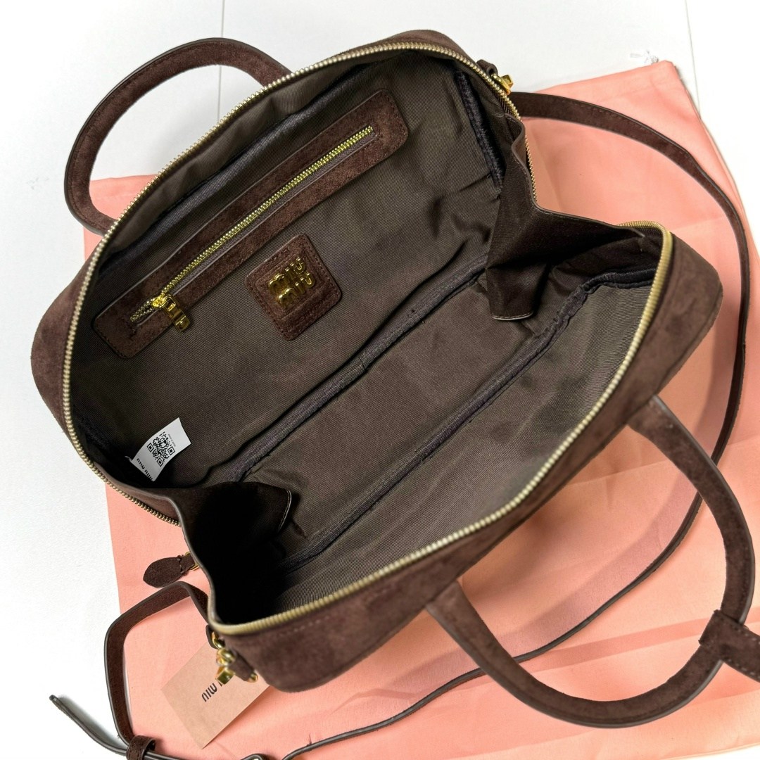 женская сумочка люксового бренда miu beau suede trend,женская замшевая сумка miu miu arcadie коричневая,сумка замшевая,сумка женская miu miu beau замша,сумка miu miu натуральная замша 35-24