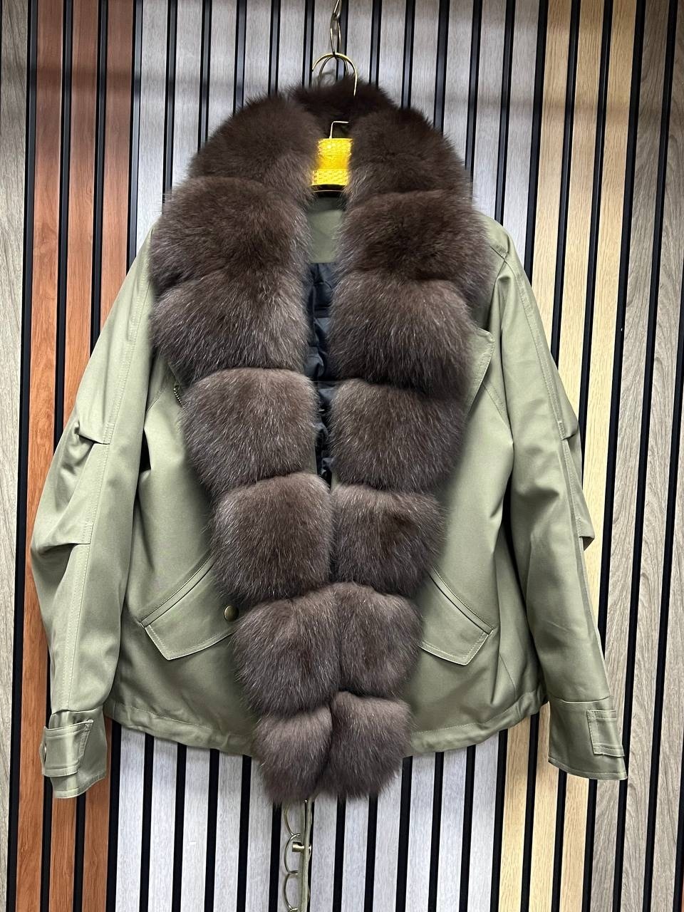 парка с натуральным мехом,парка с мехом,зеленая парка с мехом,женские пуховики,парка мех песец