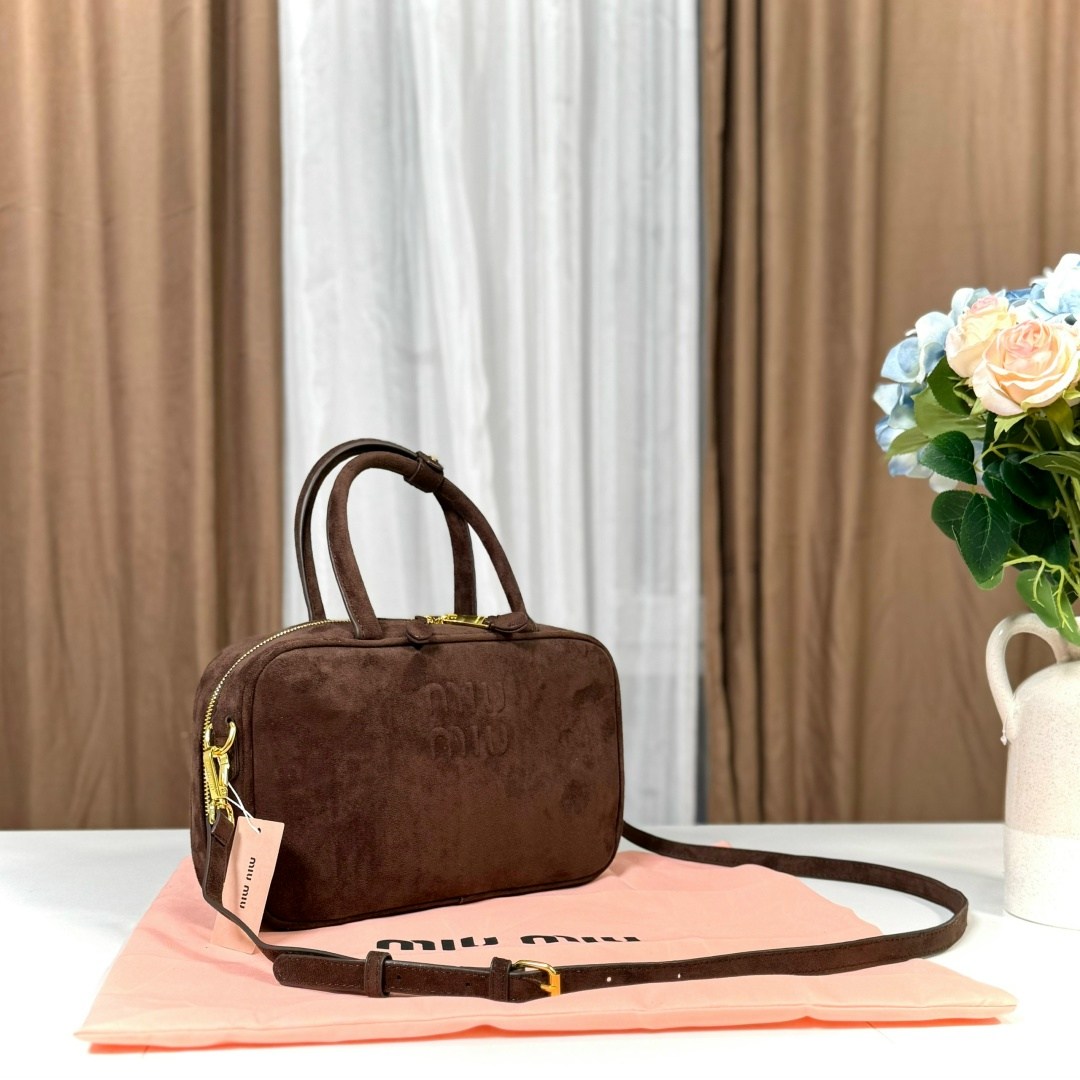 женская сумочка люксового бренда miu beau suede trend,женская замшевая сумка miu miu arcadie коричневая,сумка замшевая,сумка женская miu miu beau замша,сумка miu miu натуральная замша 35-24