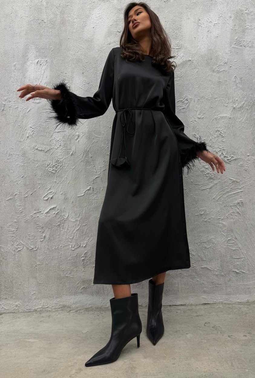 платье с перьями белое,платье с перьями,платья женская с перьями,платье с перьями на рукавах,атласное платье с перьями