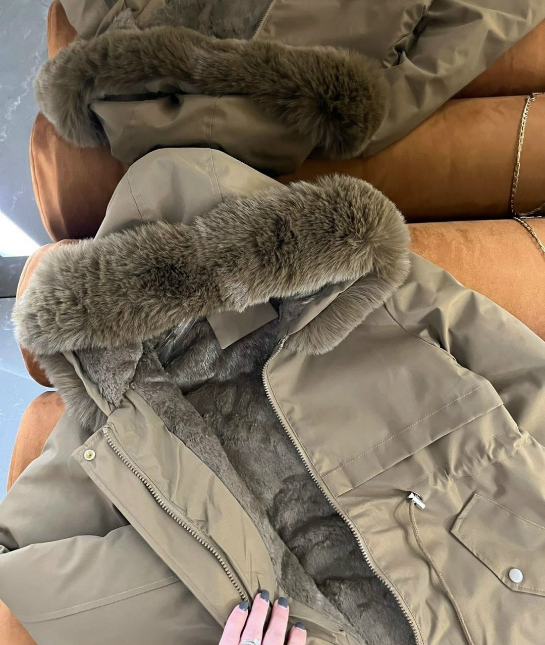 женская парка утепленная куртка с большим меховым воротником и капюшоном,женская зимняя куртка,зимняя куртка,зимняя куртка с меховым воротником и капюшоном,женский теплый пуховик средней длины с капюш