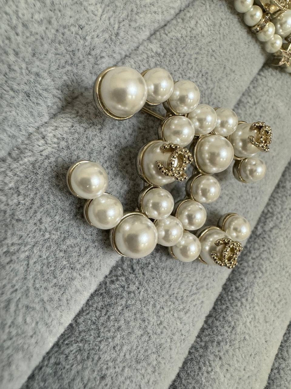 брошь chanel крупная под жемчуг,довоенная брошь шанель жемчуг,украшения шанель,шанель серьги,брошь chanel