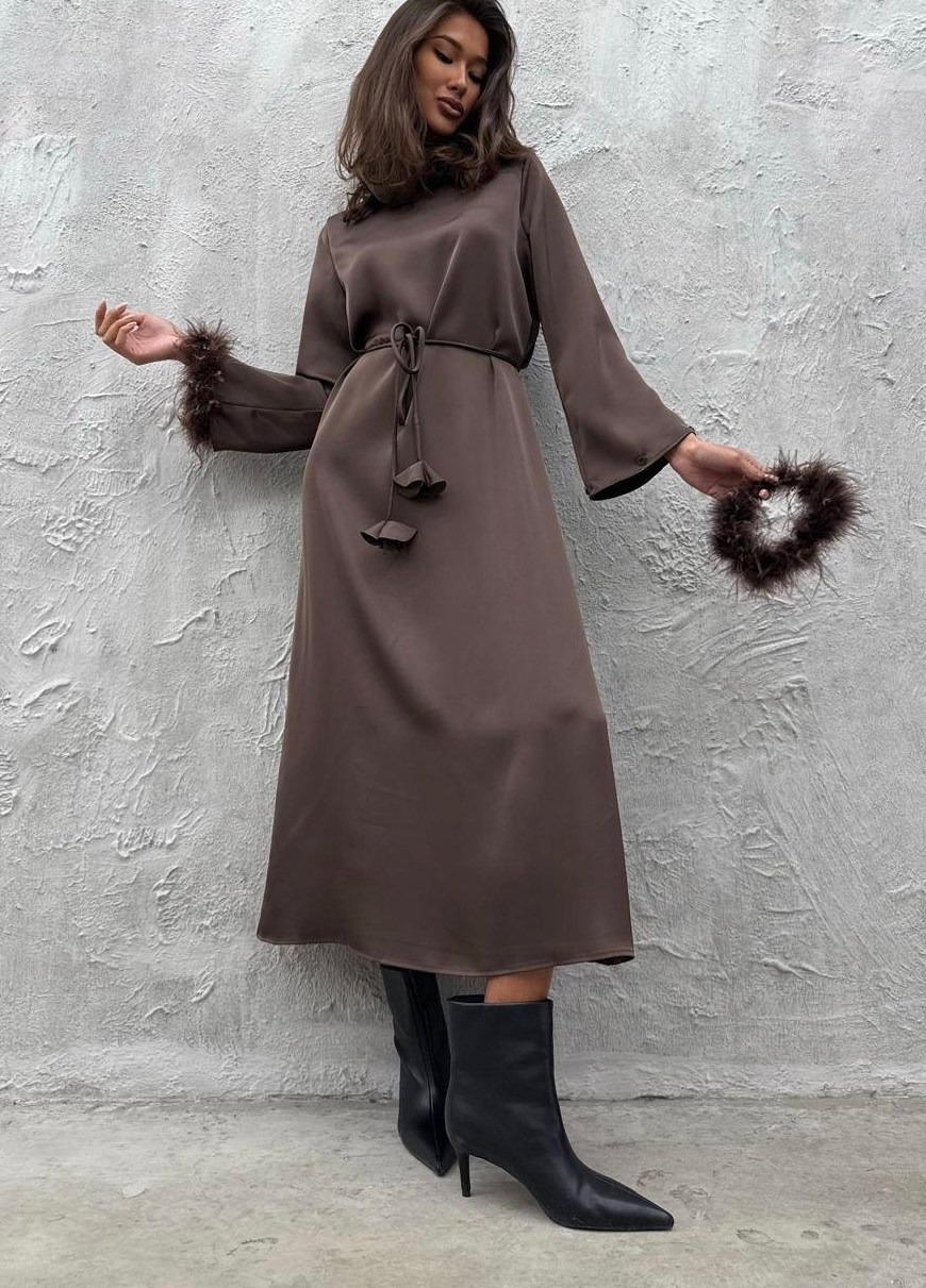 платье с перьями белое,платье с перьями,платья женская с перьями,платье с перьями на рукавах,атласное платье с перьями