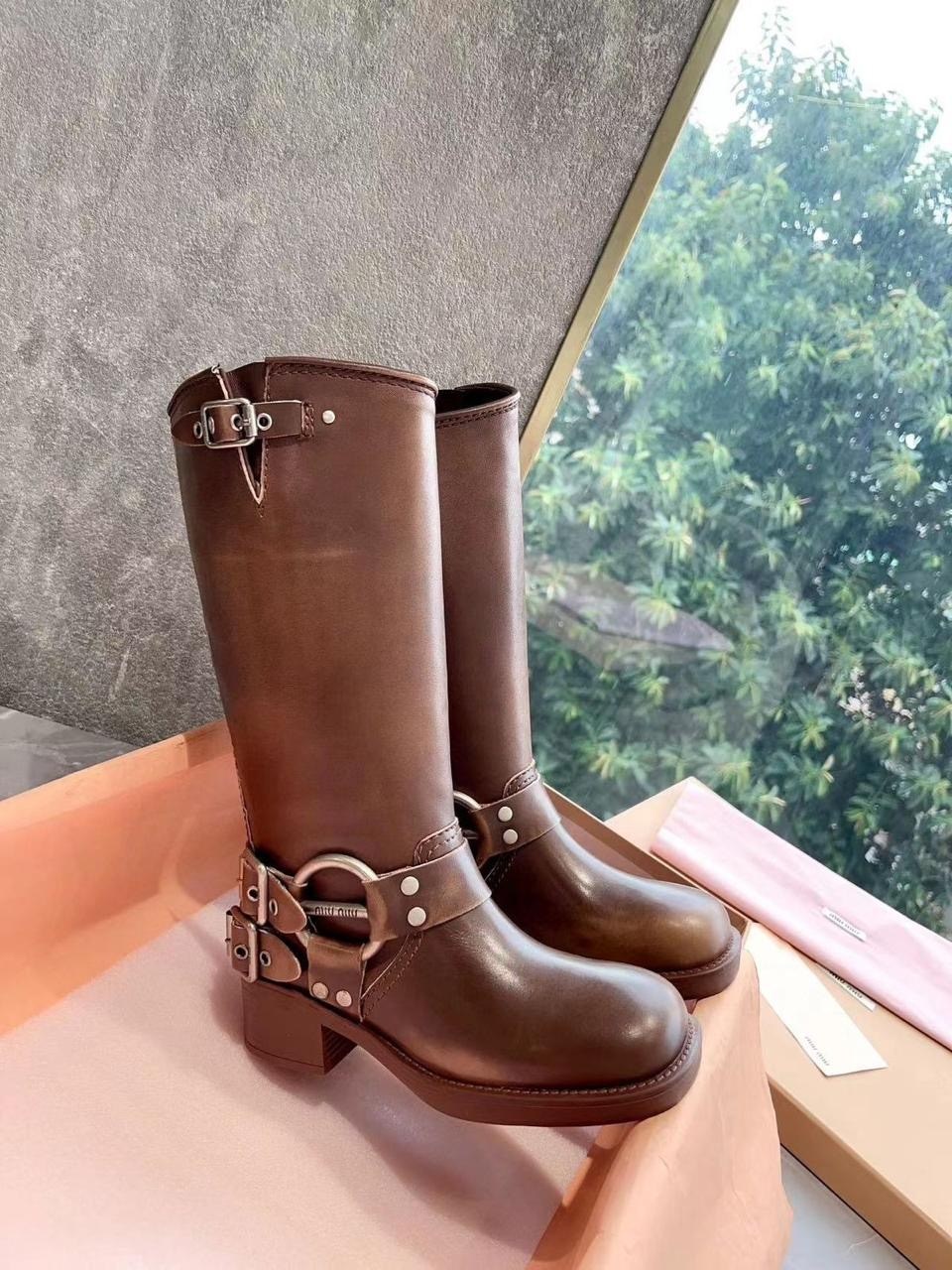 кожаные сапоги miu miu,женские сапоги,женские замшевые сапоги miu miu 2025 коричневые с пряжкой,сапоги miu miu,замшевые сапоги