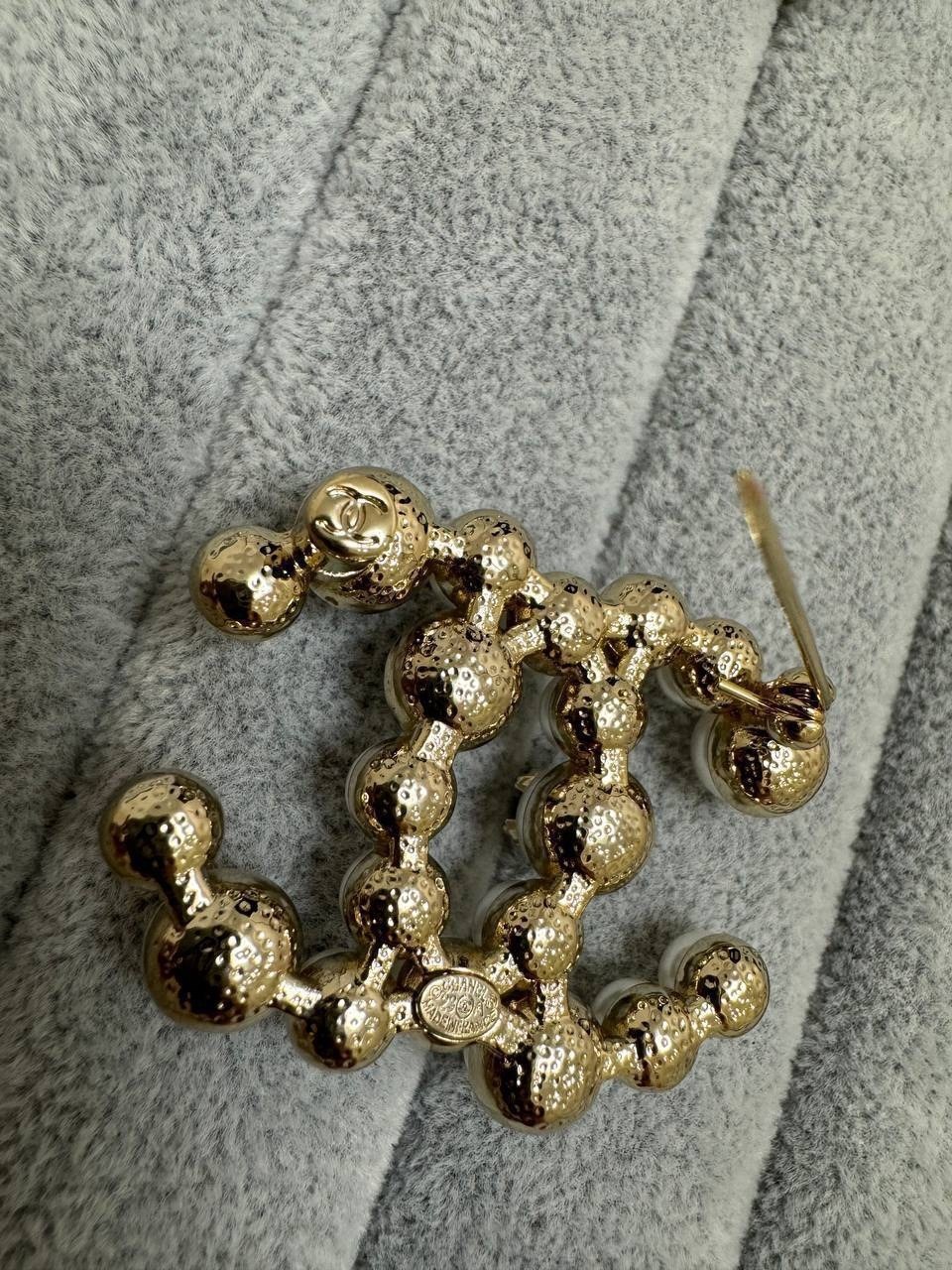 брошь chanel крупная под жемчуг,довоенная брошь шанель жемчуг,украшения шанель,шанель серьги,брошь chanel