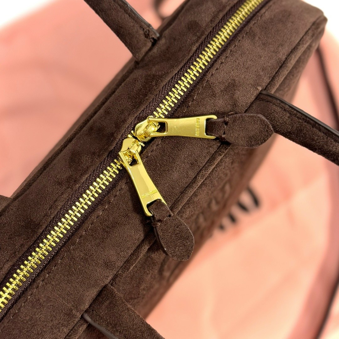 женская сумочка люксового бренда miu beau suede trend,женская замшевая сумка miu miu arcadie коричневая,сумка замшевая,сумка женская miu miu beau замша,сумка miu miu натуральная замша 35-24